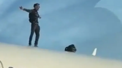 صورة رجل يقتحم طائرة في إسبانيا ويؤخر رحلة إلى أمستردام