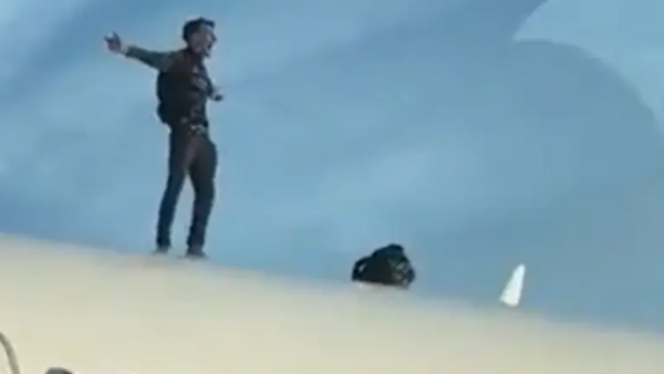 رجل يقتحم طائرة في إسبانيا ويؤخر رحلة إلى أمستردام