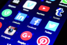 صورة وصفات السوشيال ميديا تحت المجهر.. تحذير طبي من فوضى المعلومات الصحية