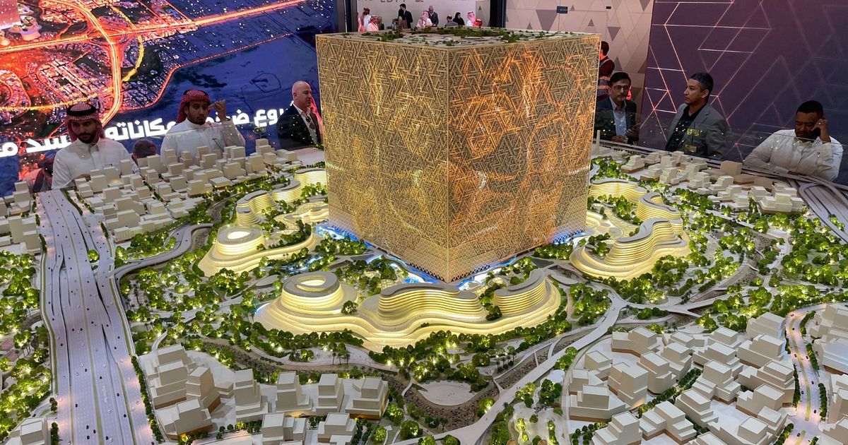 تجميد مشروع المكعب في الرياض يثير تساؤلات حول أولويات الإنفاق ورؤية المشاريع العملاقة