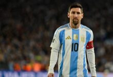 صورة ميسي يفاجئ الجماهير بطقس جديد قبل مونديال 2026.. كأس العالم من قطع «ليغو»