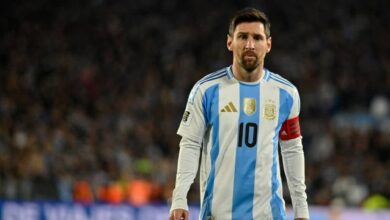 صورة ميسي يفاجئ الجماهير بطقس جديد قبل مونديال 2026.. كأس العالم من قطع «ليغو»