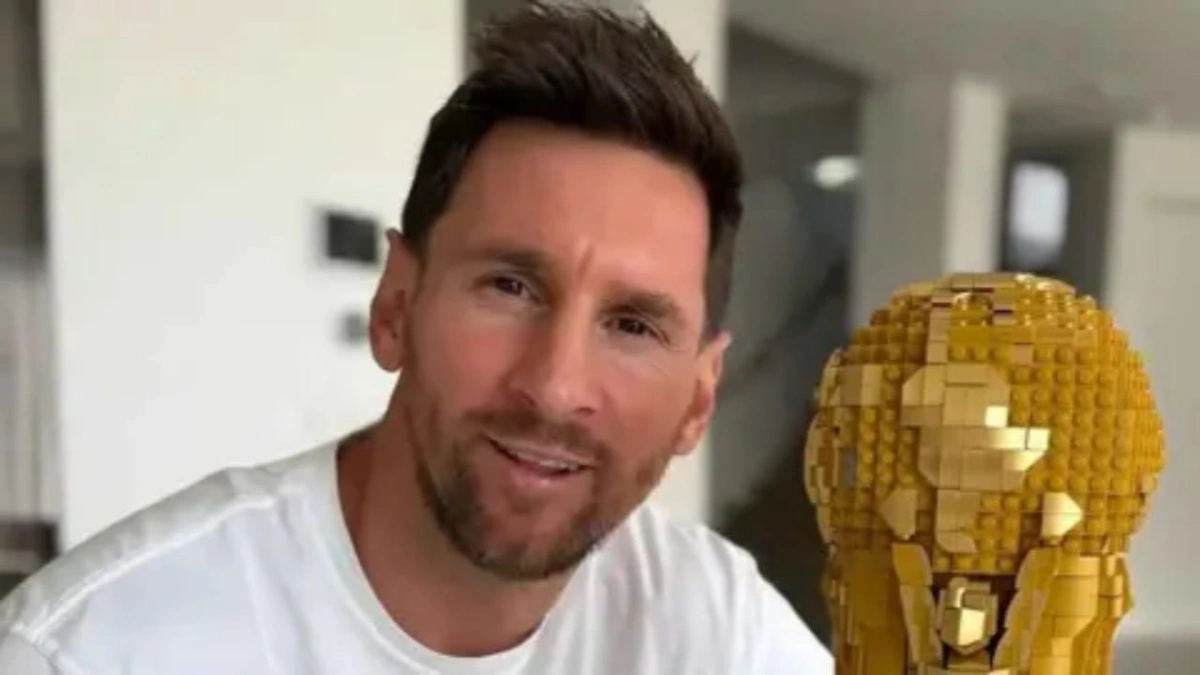 ميسي يفاجئ الجماهير بطقس جديد قبل مونديال 2026.. كأس العالم من قطع «ليغو»