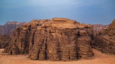 صورة “مطل حسمى” بتبوك.. امتداد بصري يجمع الصحراء بالجبال