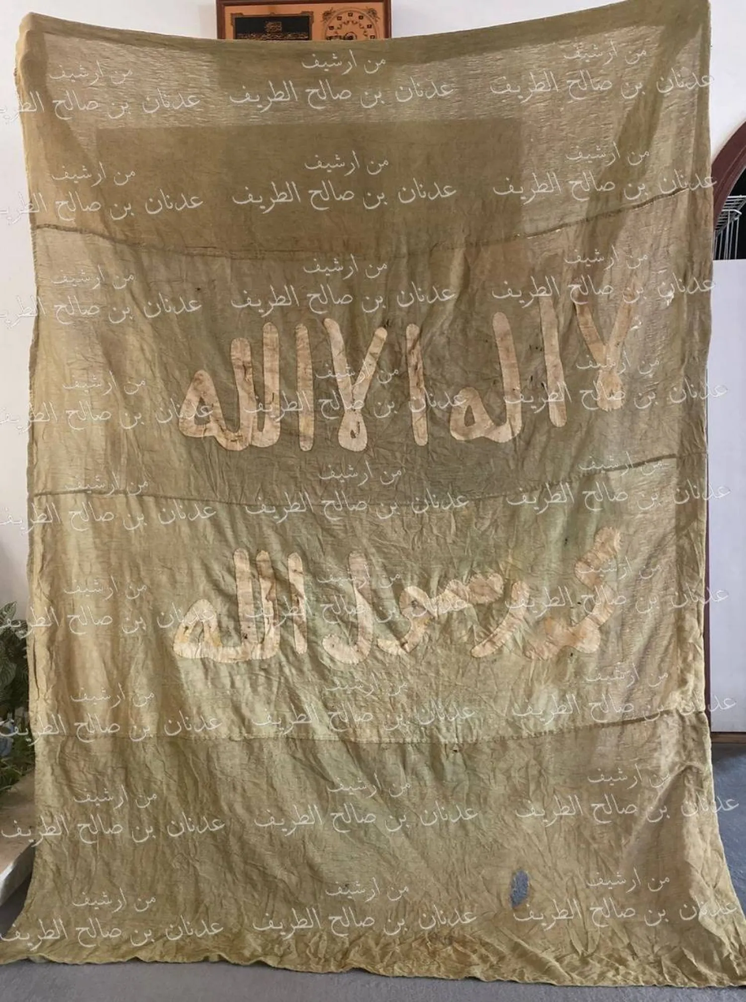 الباحث عدنان الطريّف يحتفظ بمئات الأعلام التاريخية للدولة السعودية