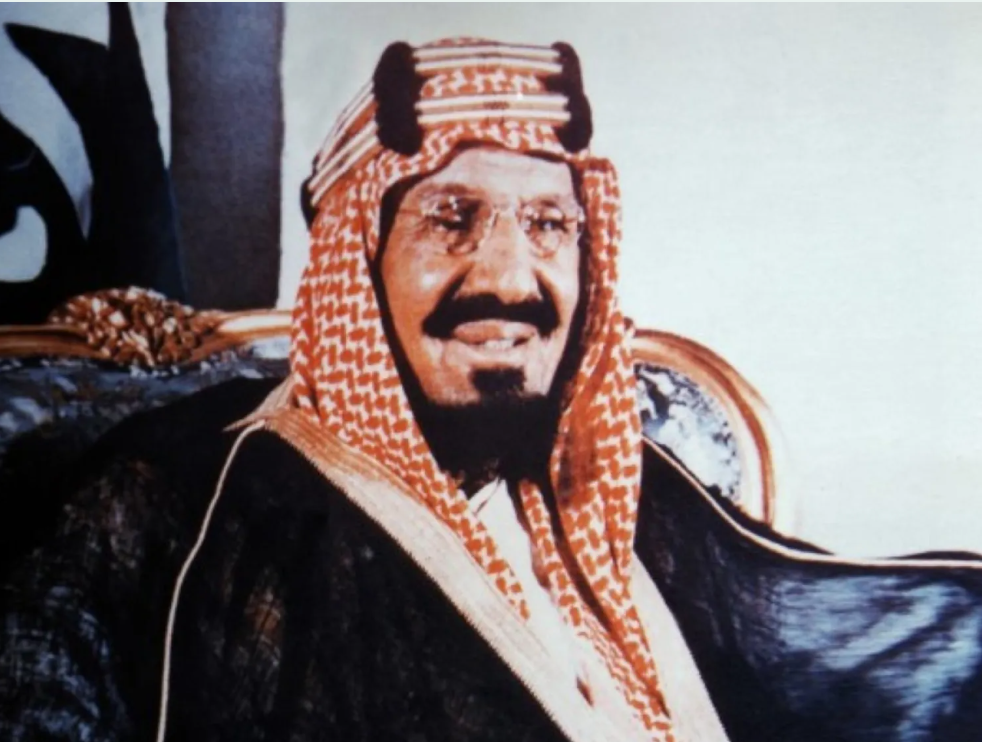 الباحث عدنان الطريّف يحتفظ بمئات الأعلام التاريخية للدولة السعودية