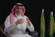 صورة الباحث عدنان الطريّف يحتفظ بمئات الأعلام التاريخية للدولة السعودية