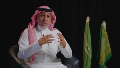 صورة الباحث عدنان الطريّف يحتفظ بمئات الأعلام التاريخية للدولة السعودية