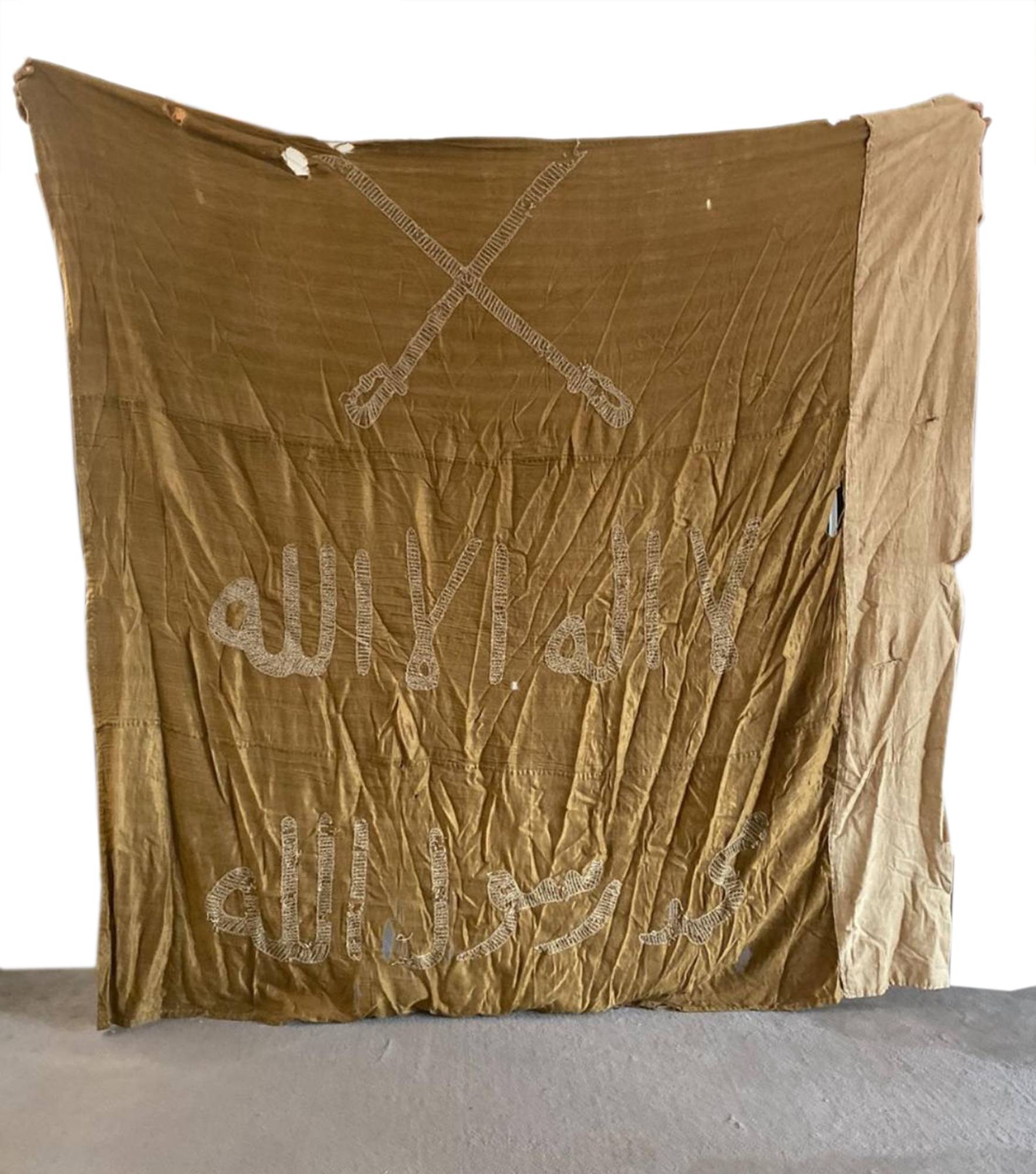 الباحث عدنان الطريّف يحتفظ بمئات الأعلام التاريخية للدولة السعودية