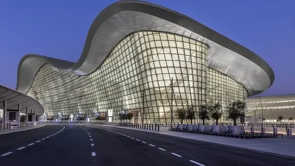 استهداف مطار زايد يُشعل الإنذار في أبوظبي.. وفاة وإصابة 7 بطائرة مسيّرة وإجراءات أمنية فورية