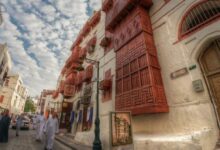 صورة أسواق جدة التاريخية تعج بالمتسوقين استعدادًا لعيد الفطر