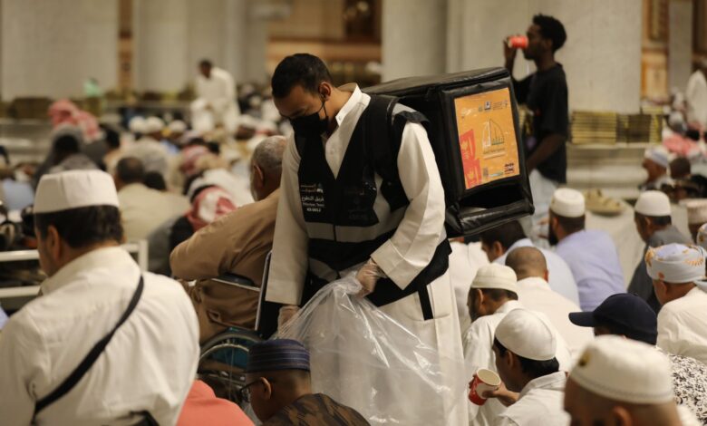 143 ألف وجبة فائضة من إفطار المسجد النبوي تتحول إلى نموذج إنساني في حفظ النعمة