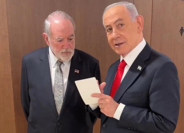 نتنياهو يرد على شائعات مقتله في فيديو مع السفير الأميركي