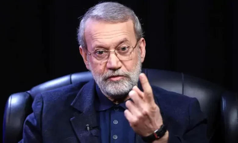 لاريجاني يغلق باب التفاوض مع واشنطن.. طهران تنفي قنوات ترامب وتلوّح برد "لا يُنسى"