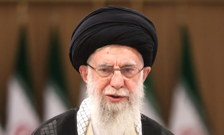 مقتل خامنئي يهزّ إيران.. حداد 40 يومًا وعطلة أسبوع وسط فراغ القيادة وتصاعد المواجهة