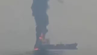 صورة إيران تُشعل مضيق هرمز.. استهداف ناقلة نفط وحريق يضع الملاحة العالمية على حافة اختبار خطير