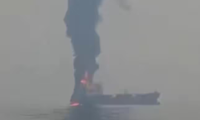 إيران تُشعل مضيق هرمز.. استهداف ناقلة نفط وحريق يضع الملاحة العالمية على حافة اختبار خطير