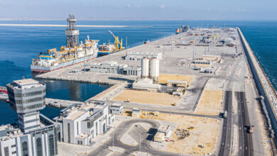 صورة هجوم مسيّرات يضرب خزانات الوقود في ميناء الدقم.. عُمان تتحرك لاحتواء الأضرار وتفتح تحقيقًا واسعًا