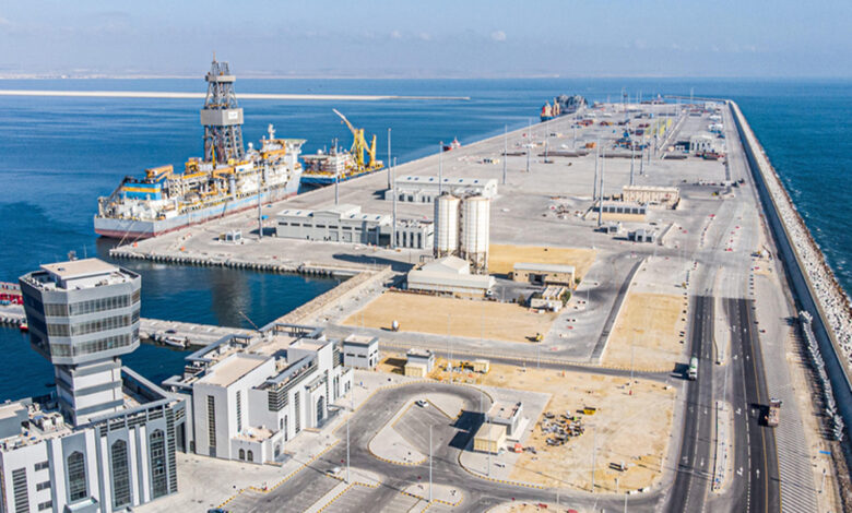 هجوم مسيّرات يضرب خزانات الوقود في ميناء الدقم.. عُمان تتحرك لاحتواء الأضرار وتفتح تحقيقًا واسعًا