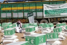 صورة مركز الملك سلمان يقدّم الإغاثة.. 120 سلة غذائية للأسر النازحة في تعز