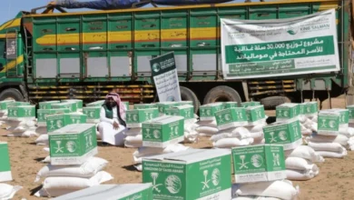 صورة مركز الملك سلمان يقدّم الإغاثة.. 120 سلة غذائية للأسر النازحة في تعز