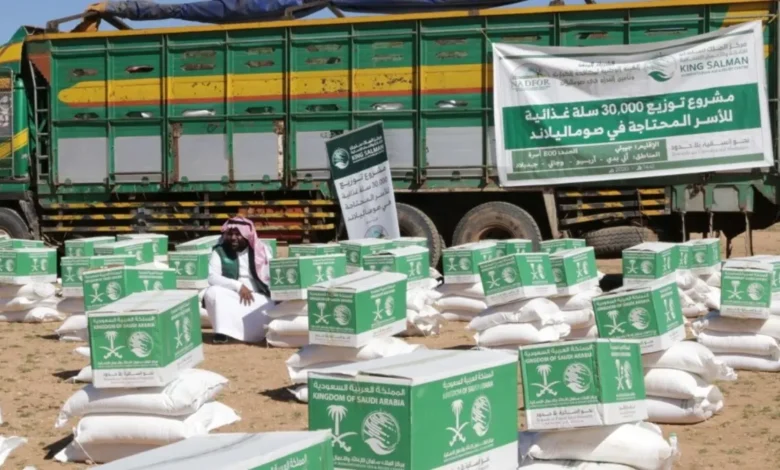 مركز الملك سلمان يقدّم الإغاثة.. 120 سلة غذائية للأسر النازحة في تعز