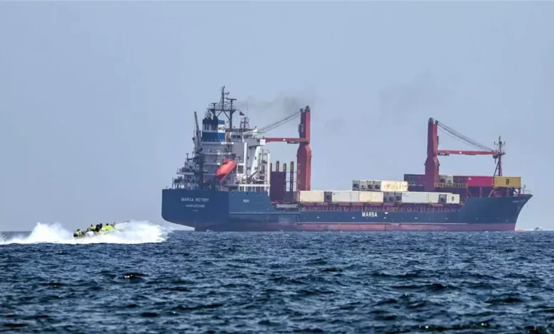 هرمز تحت النار.. استهداف ناقلة نفط وحريق يفتح أخطر سيناريوهات الملاحة العالمية