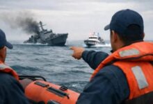 صورة غرق فرقاطة إيرانية قبالة سريلانكا.. إنقاذ بحّارة وإعلان أميركي عن تدمير 17 سفينة إيرانية