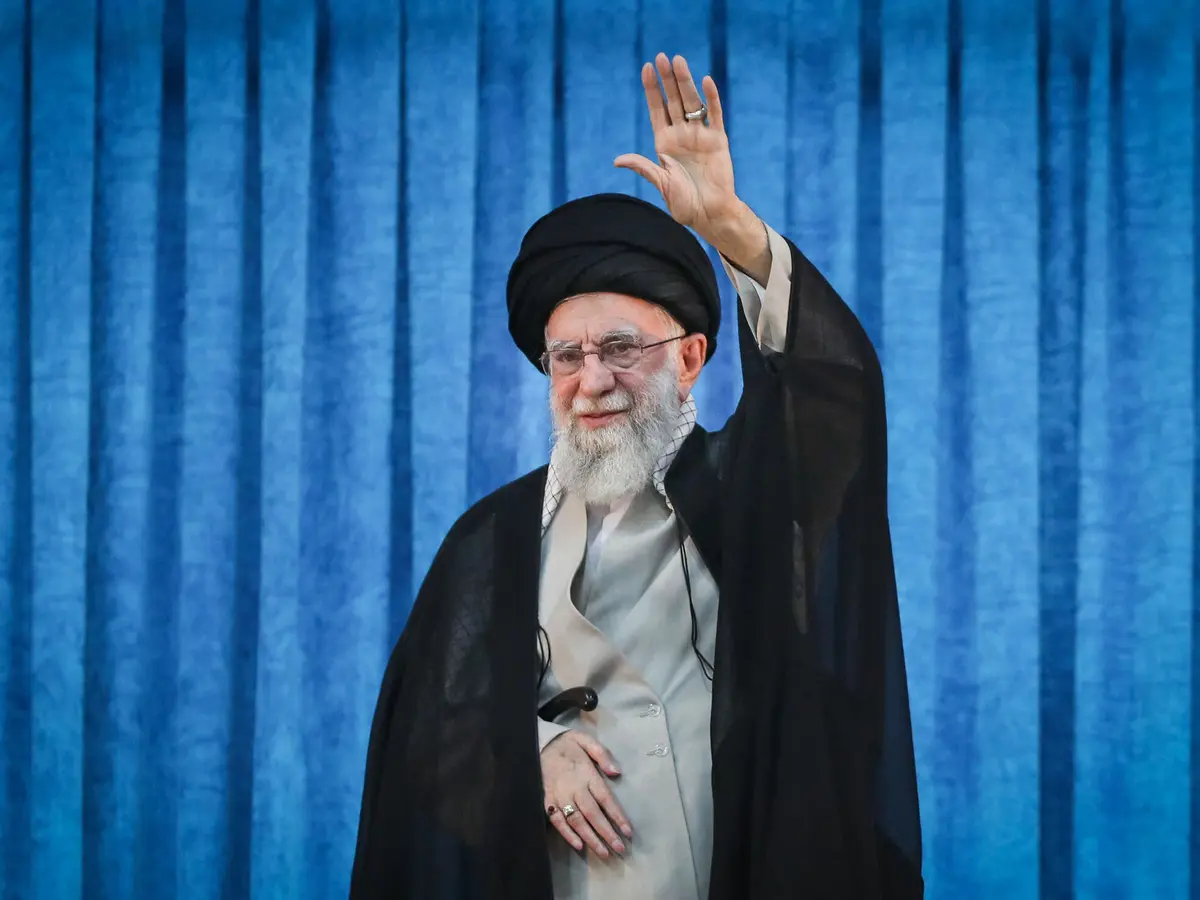 مقتل خامنئي يهزّ إيران.. حداد 40 يومًا وعطلة أسبوع وسط فراغ القيادة وتصاعد المواجهة