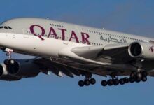 صورة إغلاق الأجواء يربك الحركة الجوية.. الخطوط القطرية تمدد تعليق الرحلات وتربط العودة بقرار الطيران المدني