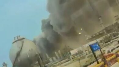 صورة محاولة استهداف رأس تنورة تُحبط في اللحظة الأخيرة.. الدفاع الجوي السعودي يقطع الطريق على هجوم بمسيّرة دون أضرار