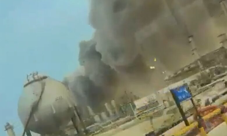 محاولة استهداف رأس تنورة تُحبط في اللحظة الأخيرة.. الدفاع الجوي السعودي يقطع الطريق على هجوم بمسيّرة دون أضرار