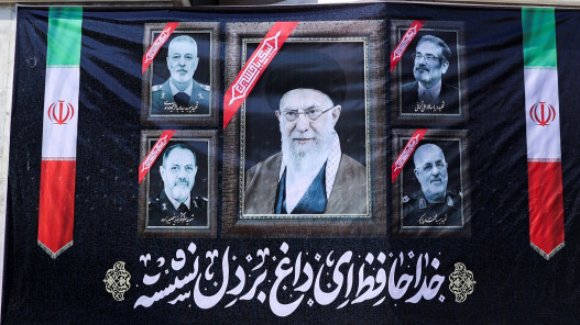 تأجيل حسم "المرشد الجديد" في إيران.. مجلس الخبراء ينتظر ما بعد التشييع وتقارير عن استهداف مبنى في قم