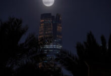 صورة جدة تترقب “النقطة اللامعة”.. محطة الفضاء الدولية تعبر السماء 6 دقائق وتختفي فجأة عند حافة الظل