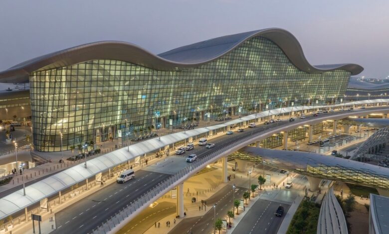 استهداف مطار زايد يُشعل الإنذار في أبوظبي.. وفاة وإصابة 7 بطائرة مسيّرة وإجراءات أمنية فورية