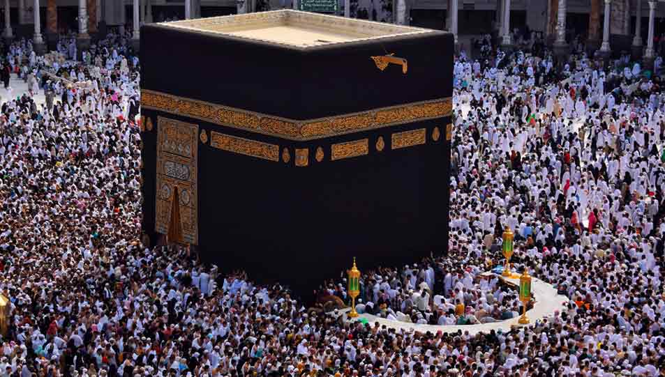 طواف لا ينقطع فجر الخامس عشر من رمضان.. مشاهد إيمانية تُلخّص موسم مكة في ذروة الروحانية