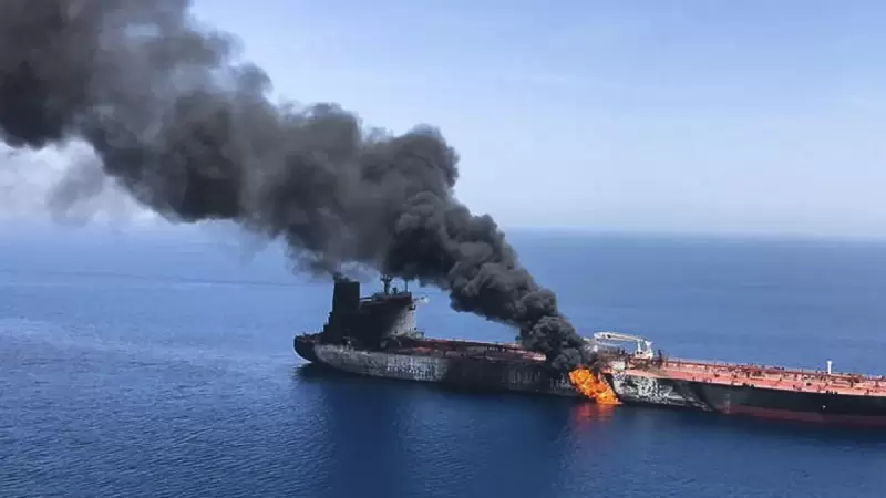إيران تُشعل مضيق هرمز.. استهداف ناقلة نفط وحريق يضع الملاحة العالمية على حافة اختبار خطير