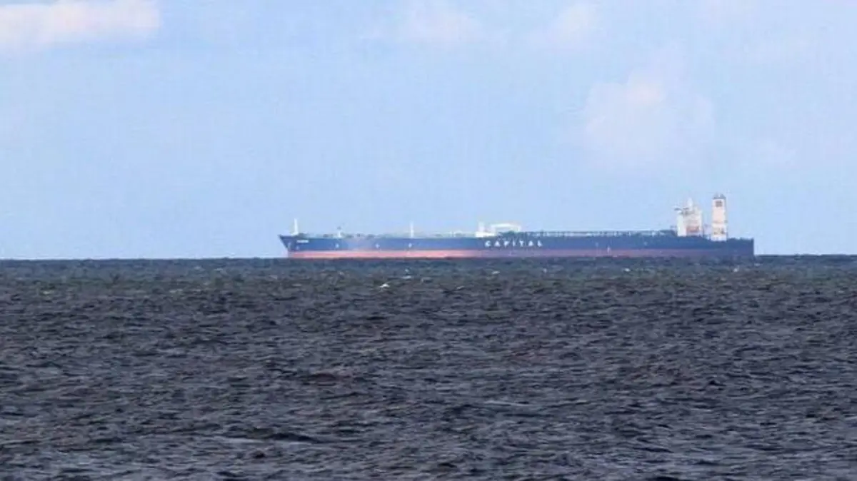 إيران تُشعل مضيق هرمز.. استهداف ناقلة نفط وحريق يضع الملاحة العالمية على حافة اختبار خطير