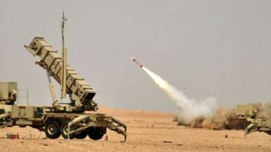 صورة تصدي الدفاع الجوي السعودي لهجمات مسيرات وصواريخ باليستية فجر الأربعاء