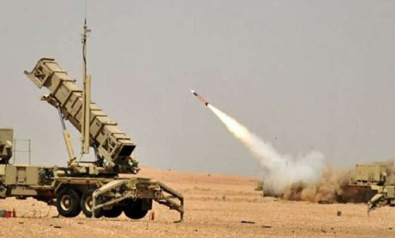 تصدي الدفاع الجوي السعودي لهجمات مسيرات وصواريخ باليستية فجر الأربعاء