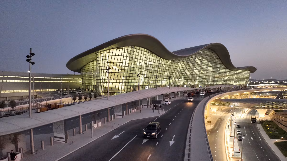 استهداف مطار زايد يُشعل الإنذار في أبوظبي.. وفاة وإصابة 7 بطائرة مسيّرة وإجراءات أمنية فورية