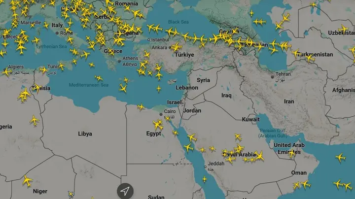 أجواء مغلقة وخرائط فارغة.. كيف أصاب شلل الشرق الأوسط حركة الطيران العالمية؟