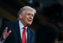 صورة ترامب يلوّح بتصعيد أكبر ضد إيران.. “الموجة الكبرى” لم تبدأ بعد والحرب قد تُحسم خلال أسابيع