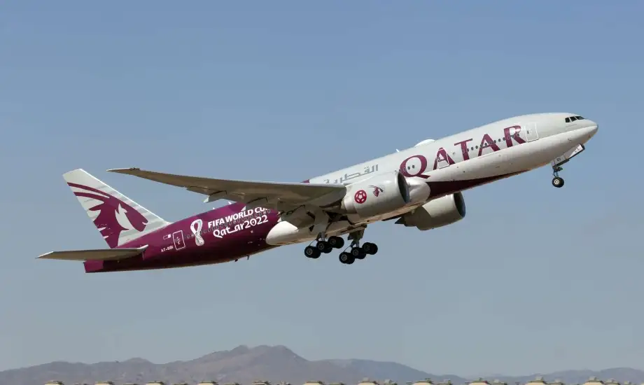 إغلاق الأجواء يربك الحركة الجوية.. الخطوط القطرية تمدد تعليق الرحلات وتربط العودة بقرار الطيران المدني