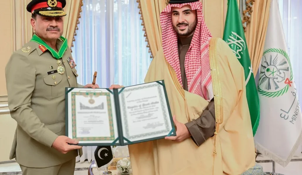 السعودية وباكستان ترفعان التنسيق الدفاعي.. خالد بن سلمان يبحث وقف الاعتداءات الإيرانية