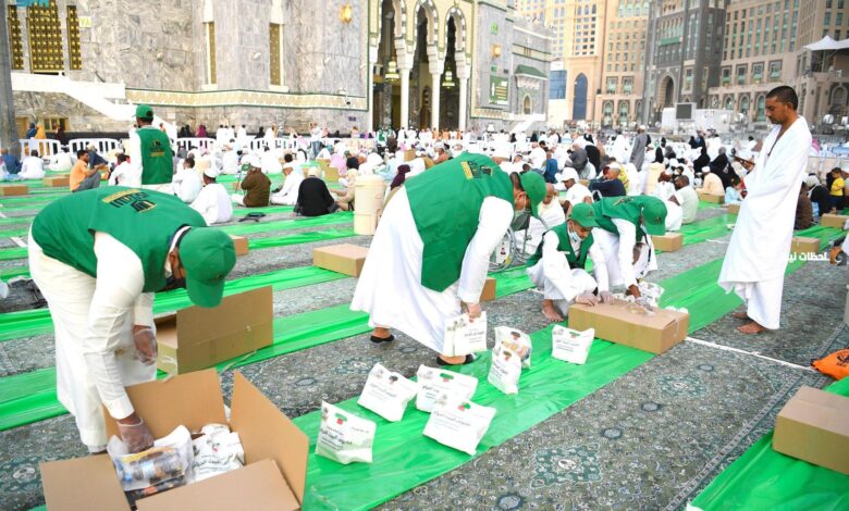 جمعية البر بحقال توزّع 70 ألف وجبة داخل الحرم في 10 أيام.. مبادرة رمضانية تُعزّز التكافل وخدمة ضيوف الرحمن