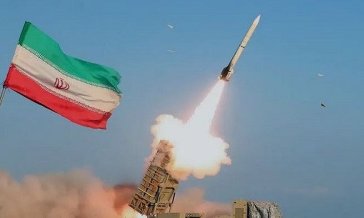 هجوم إيراني على الإمارات يرفع التوتر الإقليمي والدفاعات الجوية تتصدى للصواريخ والمسيّرات