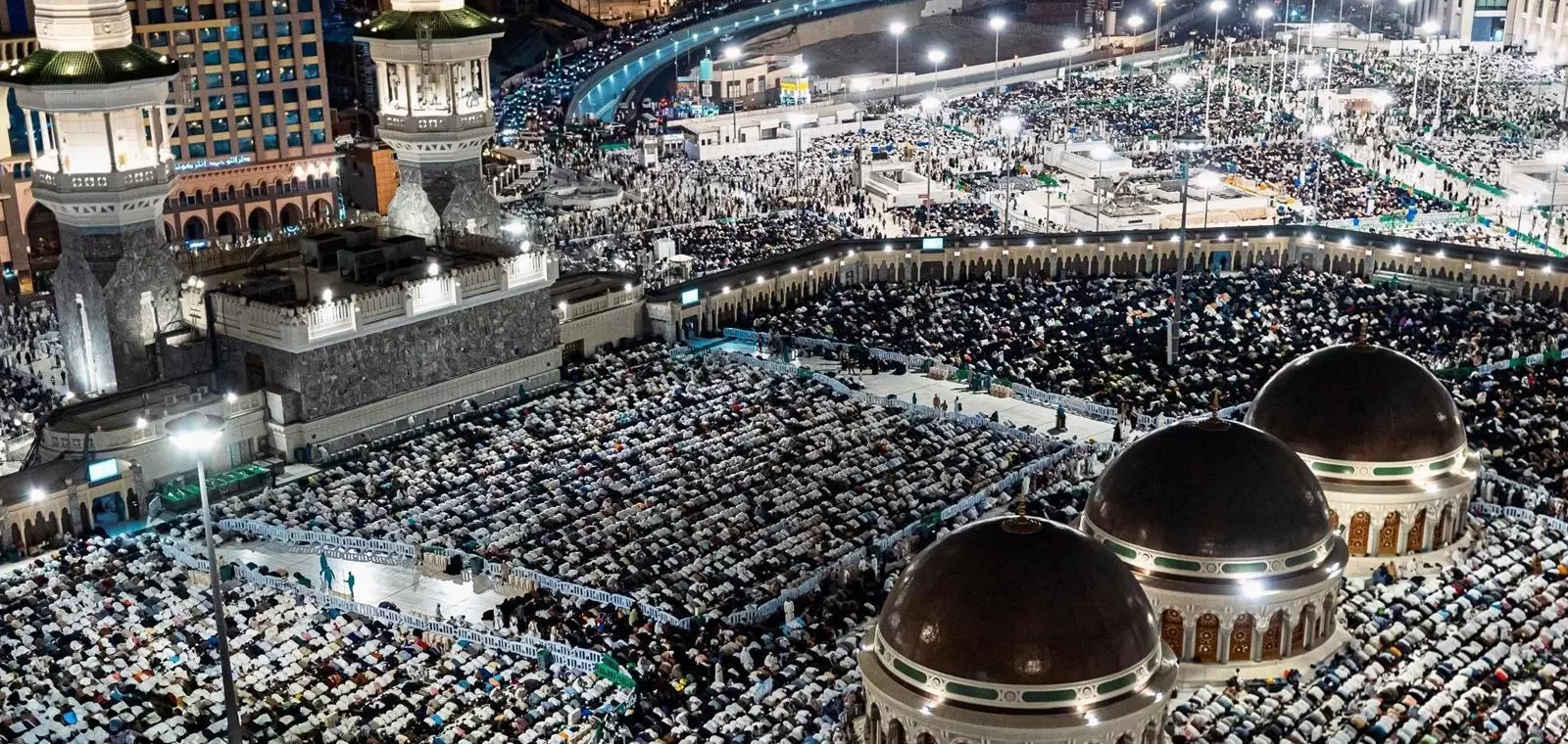 ليلة 18 رمضان في الحرم.. حشود غفيرة وعمرة بانسيابية عالية في أجواء أمن وطمأنينة