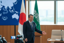 صورة وزير خارجية اليابان يثمن جهود الأمير فيصل بن فرحان في حل النزاع مع إيران.. ويؤكد أهمية تعزيز الاستقرار الإقليمي